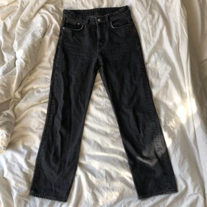 Voyage jeans från Weekday - ?Gråa? Jeans från weekday i modellen voyage med måtten 27/30, lite slitningar i fickorna annars som nya!