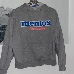Grå mentos hoodie - Säljer denna gråa mentos hoodien från zara med tryck både fram och bak! Storlek S, säljer för 150-200kr