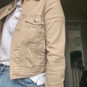 Jeansjacka beige - Fin jeansjacka i beige. Säljes då den är för liten för mig. Passformen är nog snarare strl 34 än 36. Köpare står för frakt 🧡