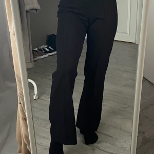 Kostymbyxor - Superfina kostymbyxor ifrån Gina tricot, dem är i storlek S. Dem har inte kommit till användning tyvärr så jag säljer dem istället! Frakt tillkommer❤️ (Säljer dessa även i beige)