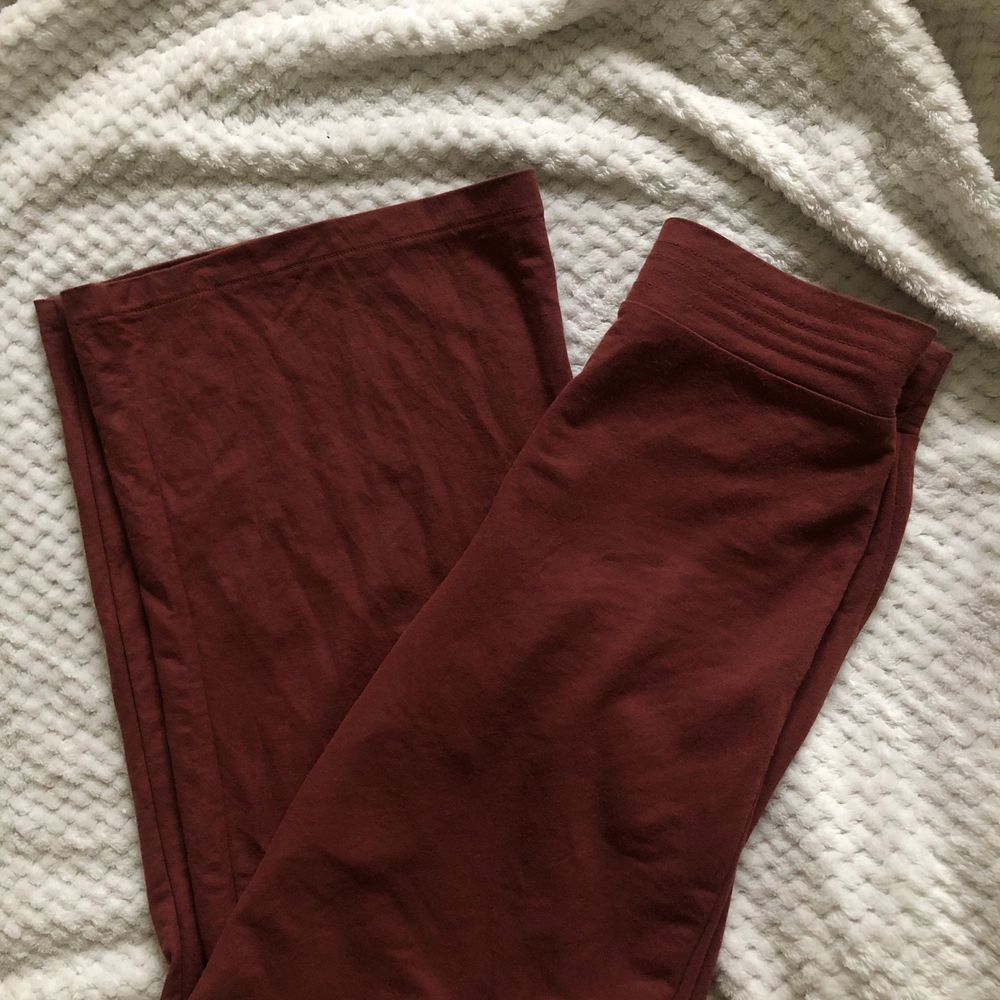 Mjuka, breda byxor från ZARA i stl S, bra passform. Sitter åt i midjan och hänger fint i benen.💕 Går att hämtas i Linköping eller skickas på posten (köparen står för frakt - 63kr) Skriv om du har frågor eller vill köpa byxorna🤍. Jeans & Byxor.
