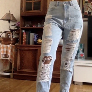 Dr Denim Ripped Boyfriend Jeans - Knappt använda, köpte de men säljer de då jag tycker att de är för stora. Midjan på byxorna är större än på bilden