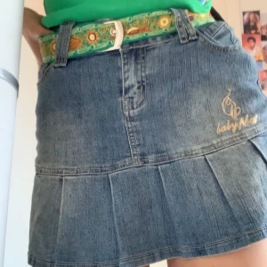 Y2k kjol - Säljer denna fina y2k kjol då den är för stor på mig runt midjan. Den är storlek 7 vilket motsvarar S/M. Märket är baby phat och säljer för 150 kr inklusive frakt.💗