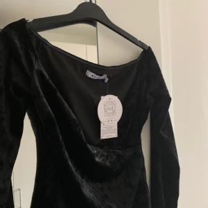 NAKD topp - Svart topp från NAKD, kan användas off-shoulder, helt oanvänd! Frak tillkommer🖤