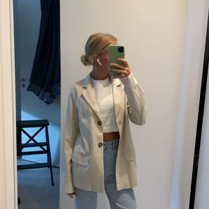 Kavaj - Kavajens ärmar är längst ner inte ”fast syddda” konstigt nog. (Den är bara använd 1 gång, så den var så när den köptes.  men man kan vika in det så det ej syns. Bild kan skickas HÖGSTA BUDET ÄR 220kr