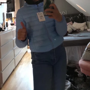 Jacka - Säljer denna ljusblåa dunjackan från pull and bear, knappt använd, skriv för fler bilder. Priset kan diskuteras! 