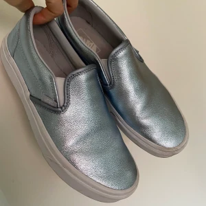 Vans i ljusblå metallic - Låga vans i metallic skinn. Jättefina och väldigt sparsamt använda. Passar 38-39💙 kan skickas mot frakt!!