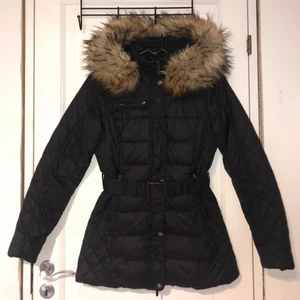 Vinterjacka med Päls  - En figurnära vinterjacka med fuskpäls. Två stängbara innerfickor, en bröstficka och två stängbara ytterfickor. Storlek 36 men skulle inte vara för stor om du har storlek 34. Använd en vinter. Nypris: 499 kr Säljer för: 150 kr