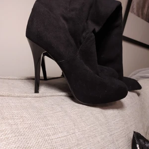 Overknee stövlar i fint skick - Mocca, mjuka och perfekta till hösten! Snygga både till byxor och kjol. Strl 38