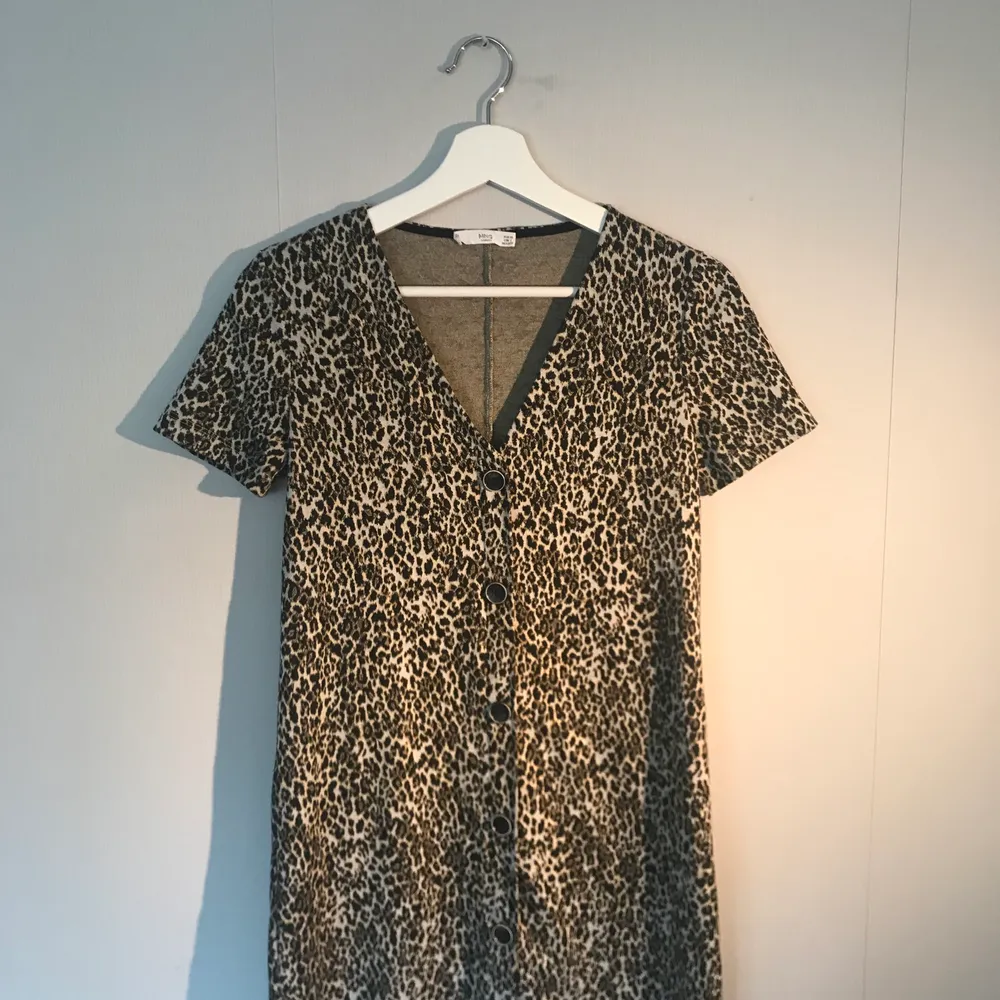 Leopardklänning från Mango i storlek XS! Sommarkollektionen 2019. Endast provad. . Klänningar.