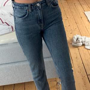 Weekday jeans modellen Seattle i storlek 25 waist 30 längd 