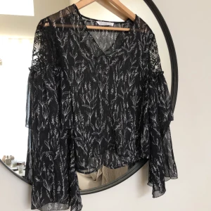 Zara blus storlek:xs - Aldrig använd, passar inte mig men väldigt söt med vida armar