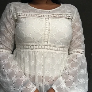 Klänning M  - Jättefin oanvänd klänning! Kan även användas som beachwear. OBS: har linne under som inte följer med. 