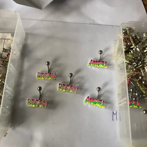 REA! Navelpiecing  - Rea!!! 40kr styck. I KIRURGISKT STÅL! Pris Gäller endast dessa modeller, annars gäller 45kr för resterande med hänge. +frakt.  
