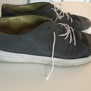 Tiger of Sweden sneakers i läder stl 38 - Tiger of Sweden sneakers.stl 38. Mycket finnare i verkligheten än på bilden.i mycket bra skick 