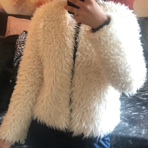 Vit kofta  - St 36  priset är diskuterbart 