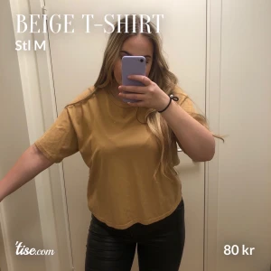 Beige t-shirt  - Aldrig använd t-shirt i boxig modell