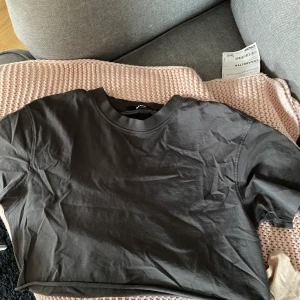 Croppad t-shirt - Använd några gånger men fortfarande fint skick! Lite skrynklig men de är bara att stryka den. Dm:a om du är intresserad 💕 ordinarie pris: 249kr