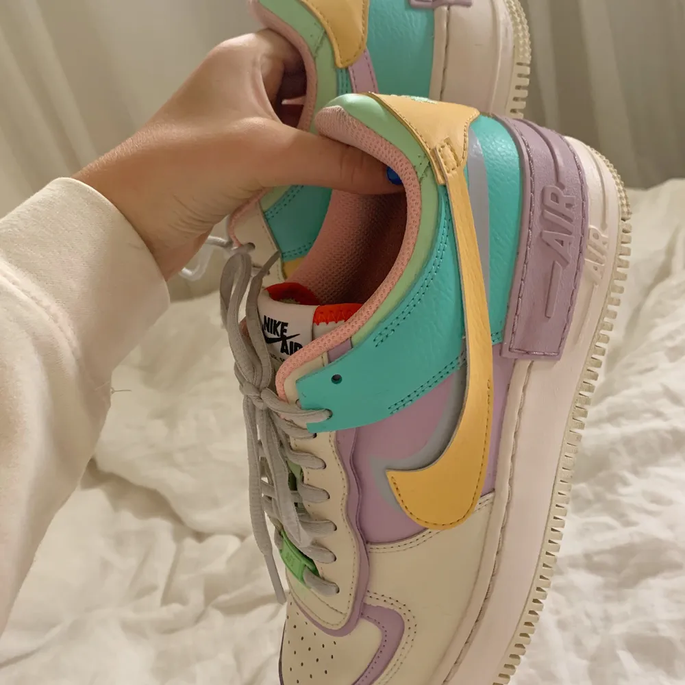 Säljer mina nike air force pastel shadow som är slutsålda i alla affärer. Endast använda 3-4 gånger och är i superbra skick! Supersnygga skor som passar till allt! Kan tänkta mig att sänka priset vid snabb affär!. Skor.