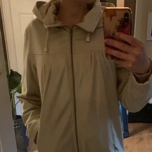 Beige vårjacka / höstjacka - Jacka i storlek S. Passformen är oversized, så passar även xs. 