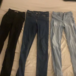 Skinny jeans - Säljer dessa jeans eftersom den inte kommer till användning, knappt använts alla kostar 60kr+ frakt💗 bara höra av er om ni hr någon fråga