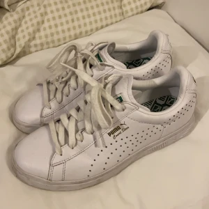 Puma Court Star - Puma Court Stars! Använda ksk 5 ggr på sin höjd, väldigt enkla å fräscha sneakers som passar till d mesta. Strl. 38