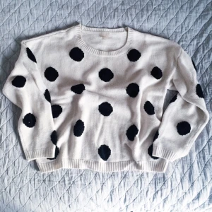  - Stickad tröja med prickar från H&M. Något oversize i modellen. Prickarna är i ett annat, mjukare material. Fint skick. 