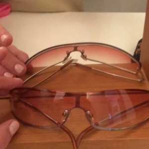 Snygga 2000’s solglasögon - Ett bara snygga brillor med rosa glas och tunna bågar🤩🧚🏻‍♀️🍒svin snygga som detalj till outfiten eller fest! Frakt tillkommer❤️