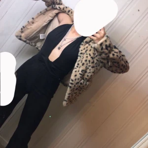 Leopard jacka med 1 ficka på vardera sida - Fin leopard jacka i storlek xs-s använt den 2-3 gånger. Säljer på grund av att den inte kommer till användning