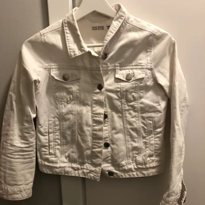 Vit jeansjacka  - Superfin vit jeansjacka i bra kvalite då den knappt är använd, är för liten för mig då det är storlek 146-152 vilket blir som en XS🥰