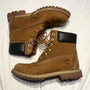 Knappt använda Timberlands - Klassiska Timberlands som passar mig som pendlar mellan strl 36-37. ☺️ Små, knappt märkbara slitningar då de endast är använda ett fåtal gånger. De är impregnerade och har en ullsula för värme. Skickar gärna fler bilder! 🤍 Nypis 2000 kr. 
