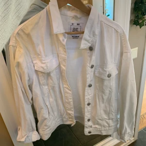 Vit jeans jacka  - Super fin jeans jacka från Pull & bear. Använd vid fåtal tillfällen ! Men är i super bra skick 