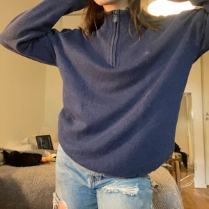 Stickad tröja - Fin marinblå stickad tröja med dragkedja. Pruta på!!!! Ni står för frakt!