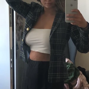 Rutig Blazer - Frakt ingår i pris! Supersnygg rutig blazer med guldiga knappar. Använd endast en gång.