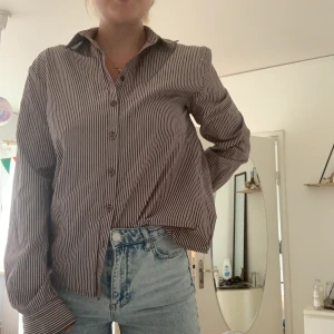 Randig skjorta - Randig skjorta i brunt och vitt! Superskön passform! 90kr + frakt (kan även mötas i Lund om så önskas) 🤎💗