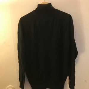 Svart polotröja - Svart polotröja i storlek medium från lager 157 