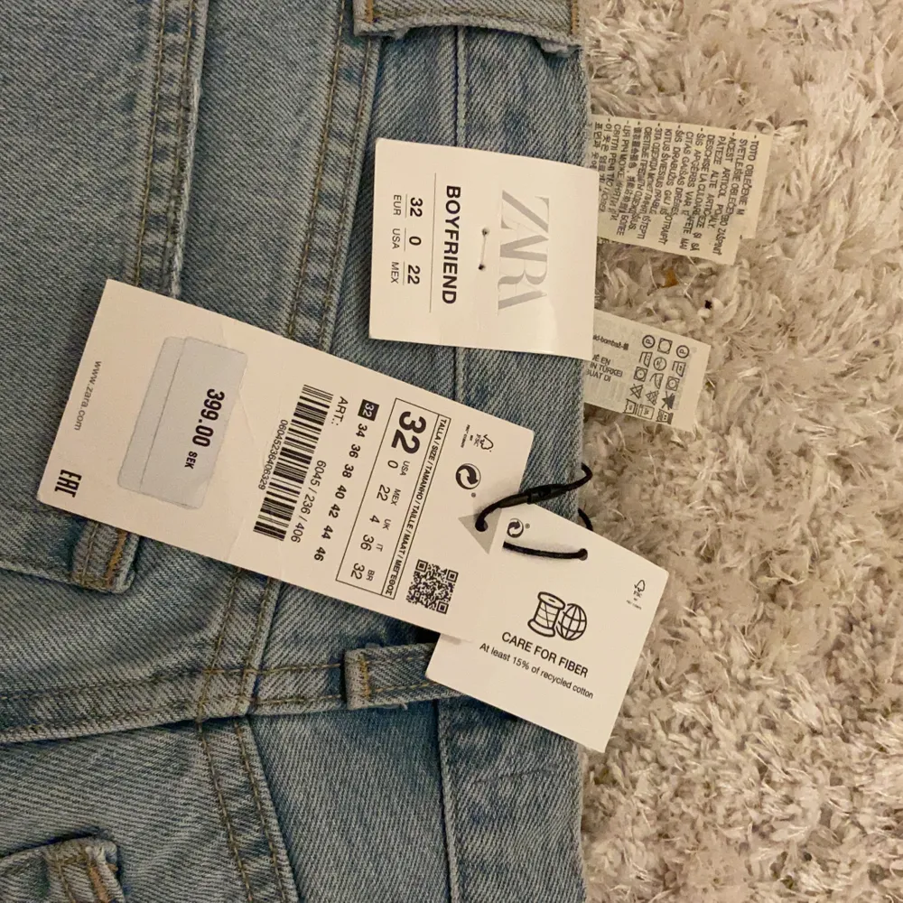 Skitsnygga jeans från Zara. Aldrig använda, prislapparna kvar. Säljer pga att jag köpte två storlekar och denna var lite för liten. De är lite ljusare i verkligheten än vad som syns på bilderna. . Jeans & Byxor.
