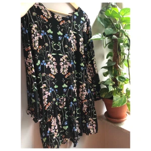 Supergullig byxdress/klänning! - Världens finaste print! Det är en byxdress men väldigt vid i benen så det ser mer ut som en klänning. Knyts med liten rosett i ryggen. Köpt på ASOS, använd några gånger. Märket är Red London. Strl 14 men passar även dig som är 10-12! 