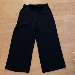 Svarta byxor  - Säljer dessa supersköna byxorna! Då lappen är avklippt så vet jag inte vart jag köpt dom eller vilken storlek det är. Jag är själv en XS, skulle tippa på att dom även passar en S❤️ Tar endast swish, kan mötas upp i centrala Malmö☺️