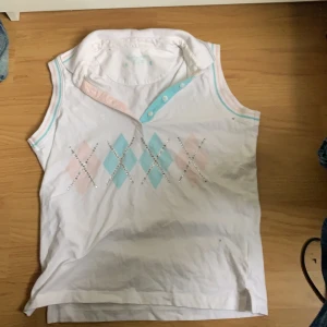 Ball topp - As snygg topp me små stenar på!!! As 2000tal 😍😍säljer för inte ritkgit min stil längre. Står storlek M men passar även S