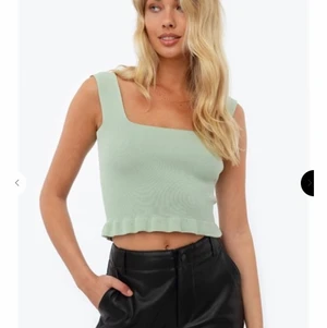 Mint grönt linne från chiqelle - Prislapp kvar, endast testad. Säljer pga att den inte passar mig. One Size, skulle säga att den passar storlek S. Köpt för 249kr. Möts upp i stockholm. Annars står köparen för frakten. 