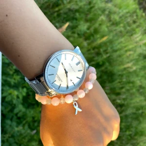 Armband  - Gulligt armband med rosa och gråa pärlor! 30% av priset skänks till bröstcancerfonden om man köper denna!