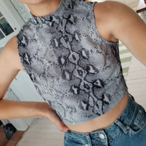 Topp i Small - Ormmönstrad grå topp i storlek small med dragkedja i bak