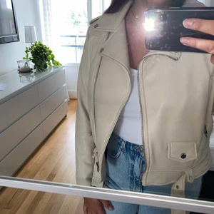 Beige/rosa jacka  - Jacka från zara! Mycket detaljer och faller snyggt. Köpt för 700kr 