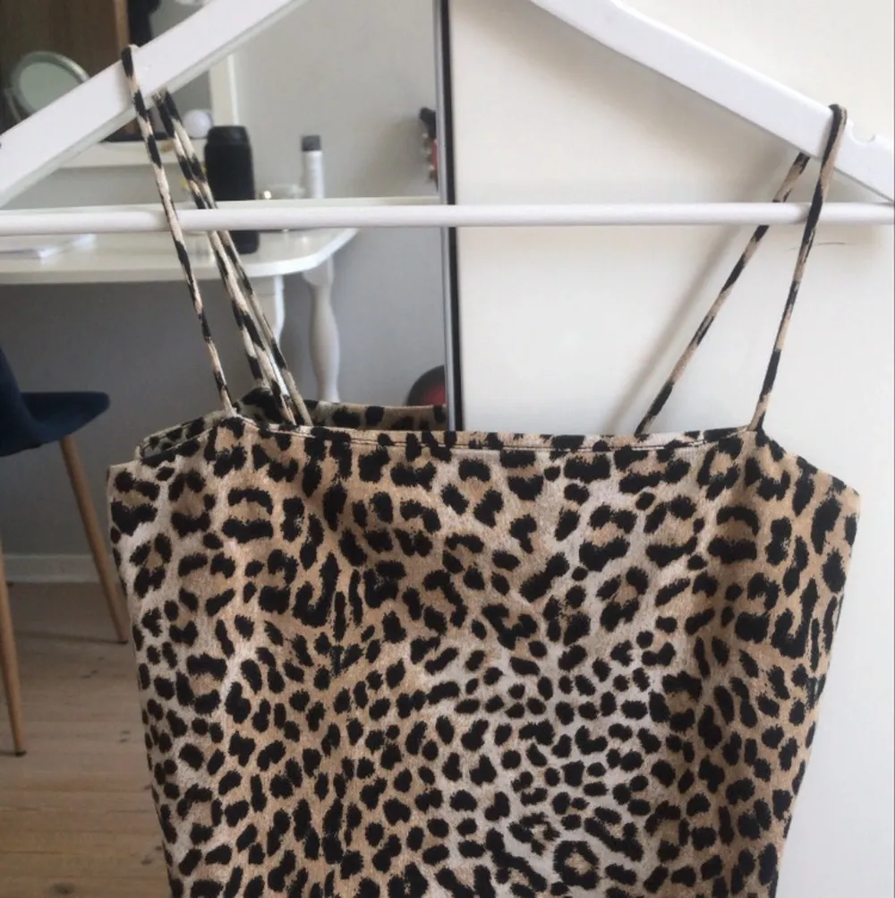 Ett jätteskönt linne i leopard mönster, perfekt till sommaren. Toppar.