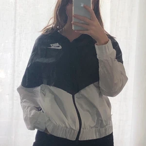 Nike wind breaker - Wind breaker i perfekt skick bortsett från någon liten fläck, aldrig tvättad dock så det går säkert bort i tvätten💛 storlek M 