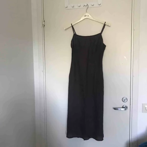  - Mörklila/plommonlila underklänning i linne, fin att ha med ett bälte också:)