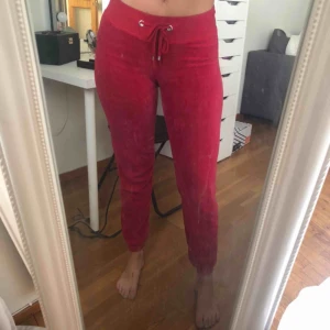  - Jättesköna mjukisar i ”sammet”. Lite små för mig som oftast har S. Frakt tillkommer☺️