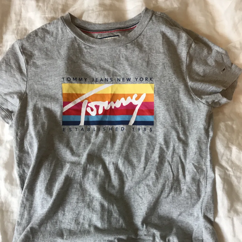 Superfin t-shirt från Tommy Hilfiger, knappt använd!. T-shirts.