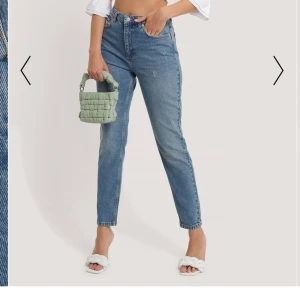 mom jeans - ett par mom jeans från nakd. använda en gång då det inte satt så bra på mig. frakt tillkommer 🦋